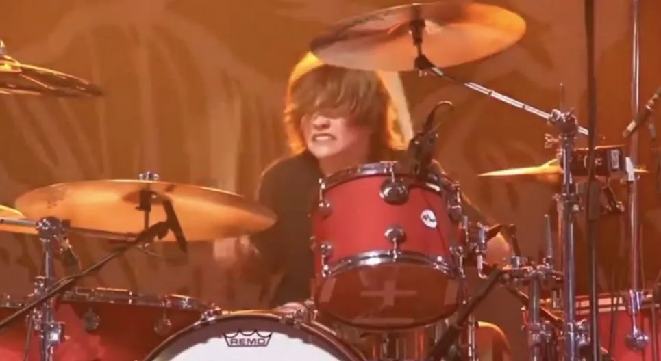 Foo Fighters drummer Taylor Hawkins' 16 year old son, Shane, paid tribute to his father during the band's "My Hero."